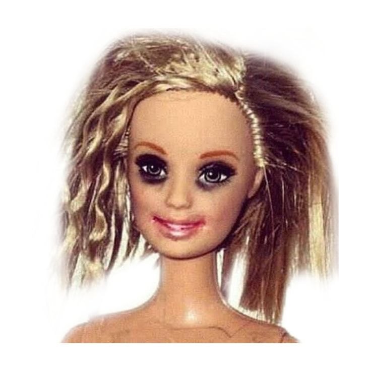 Boneca Barbie descabelada e com a maquiagem borrada
