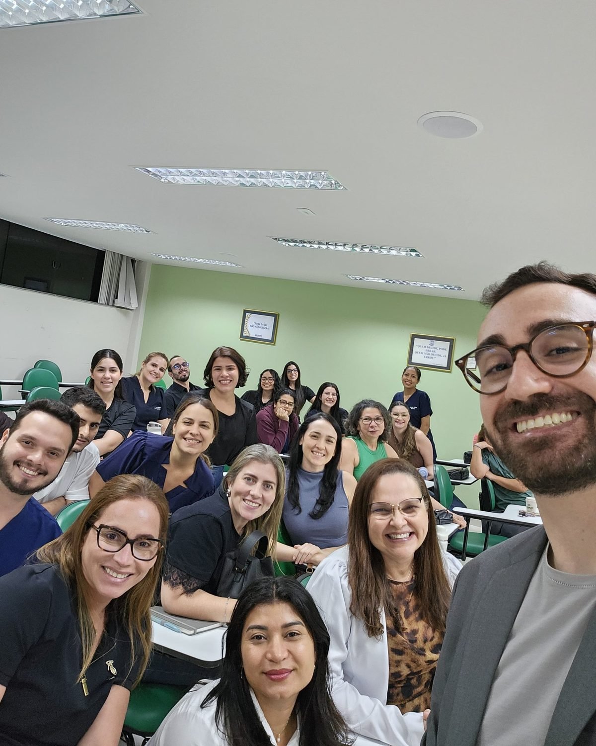 Mateus Cavarzan em selfie com a turma do evento de reta final na CEUMA