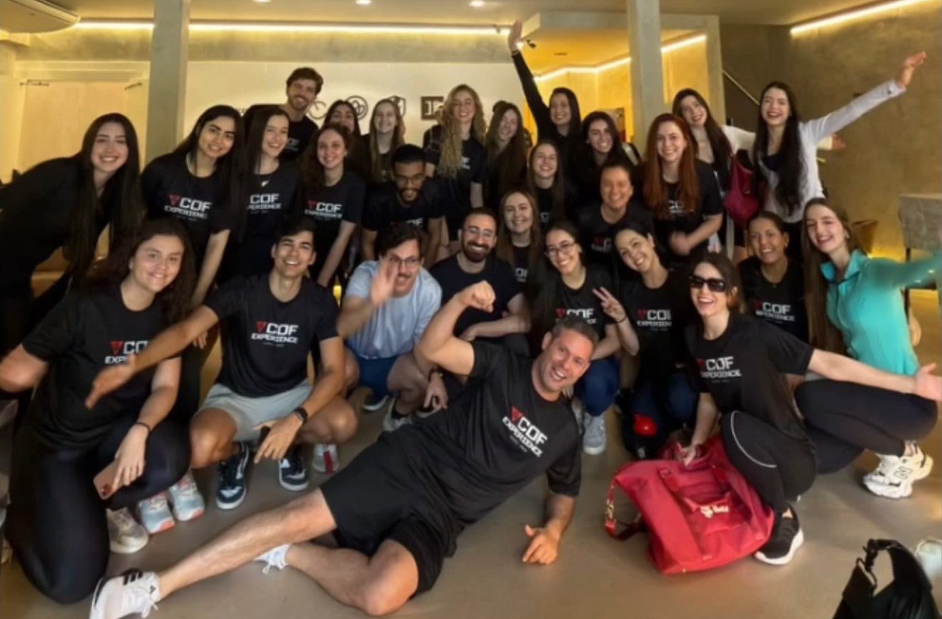 Mateus Cavarzan em foto de grupo com influencers e embaixadores da MedCof no Cofexperience