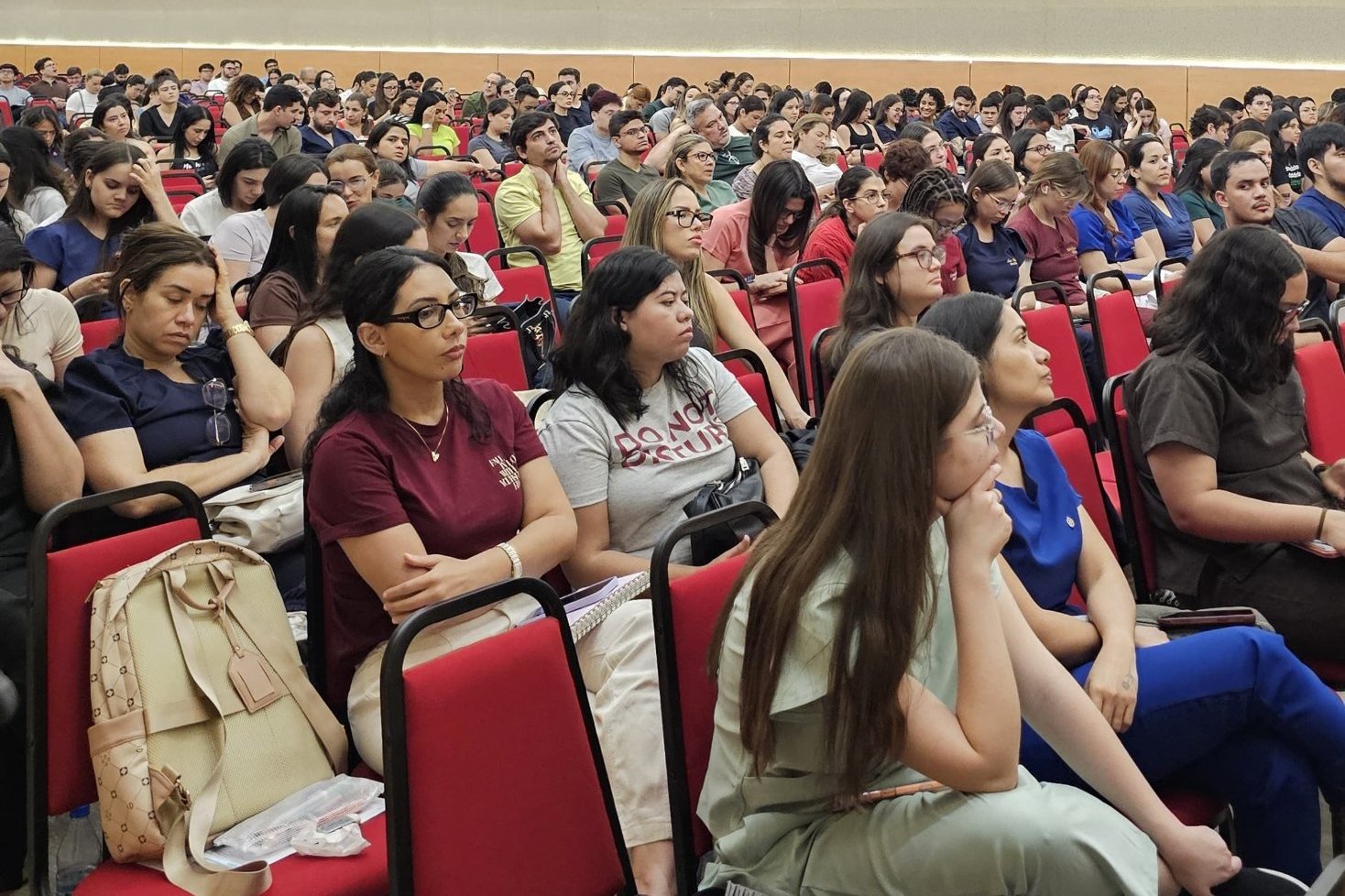 Auditório da FAMETRO cheio de alunos durante o evento de reta final para o ENAMED