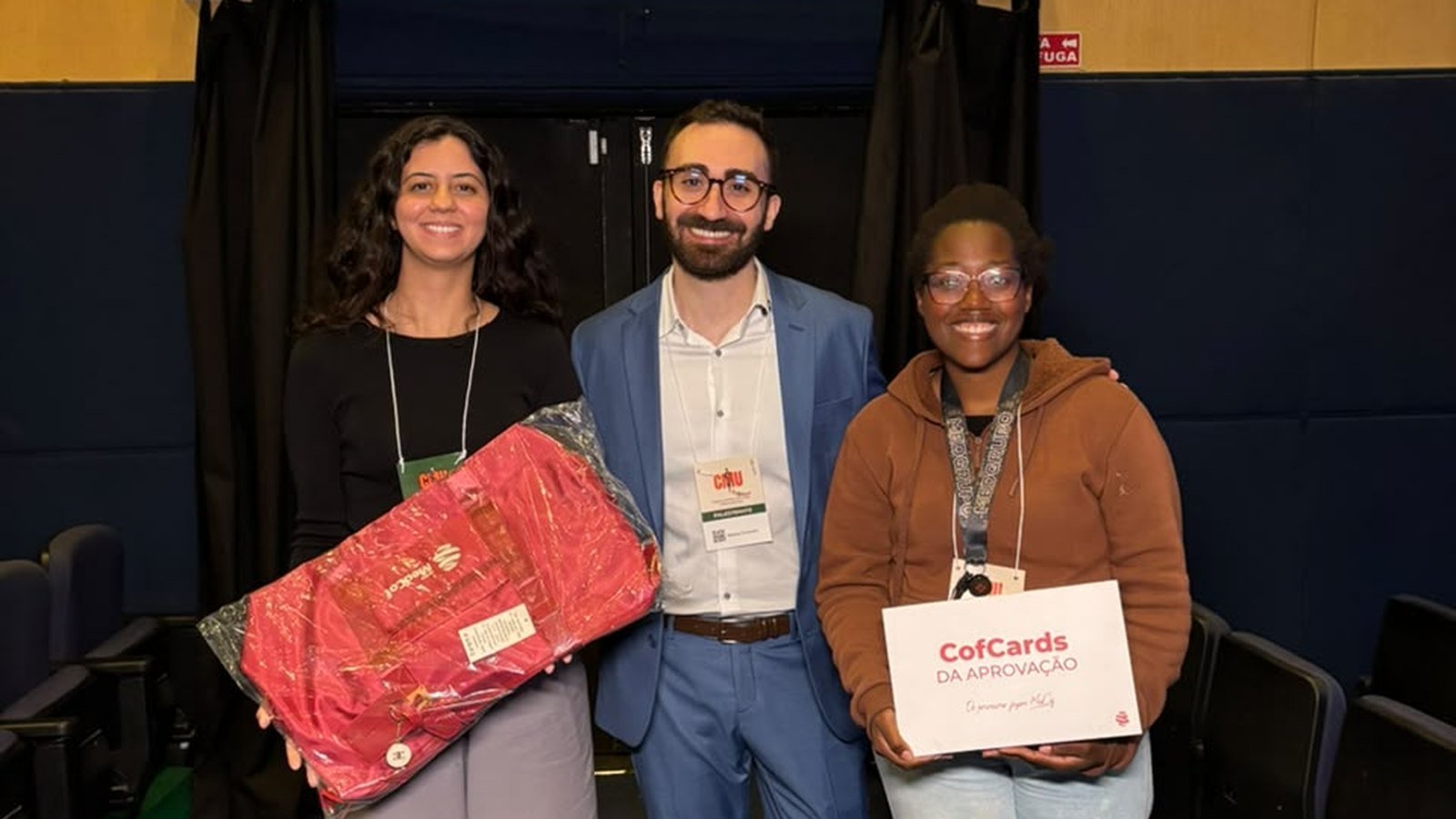 Mateus Cavarzan com duas alunas premiadas na palestra da UNICID