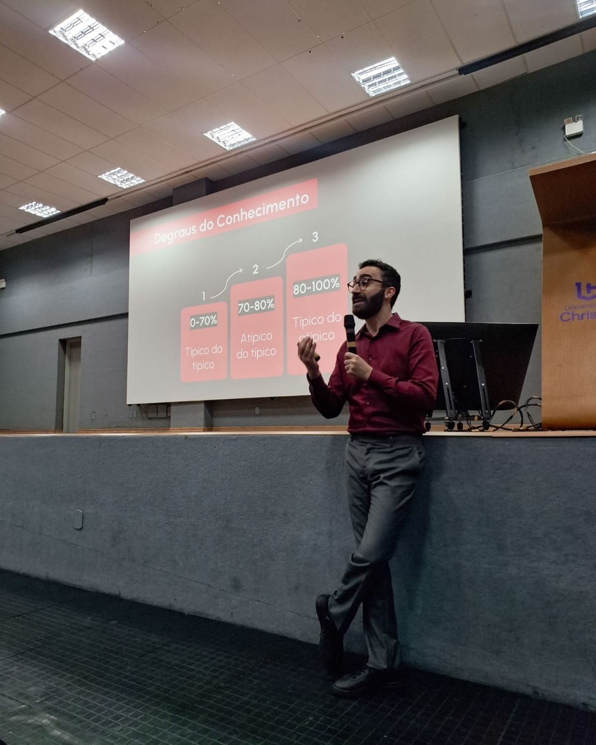Mateus Cavarzan explicando o slide Degraus do Conhecimento na UNICRISTUS