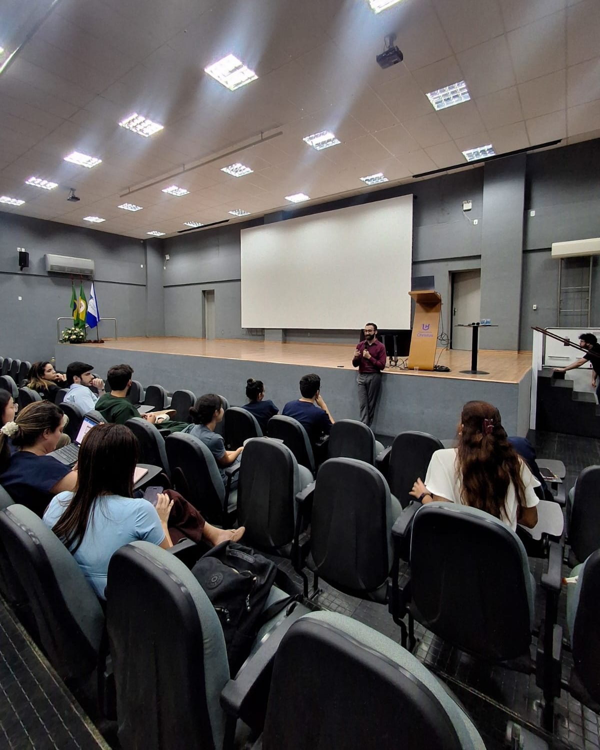Mateus Cavarzan conversando com os alunos no auditório da UNICRISTUS