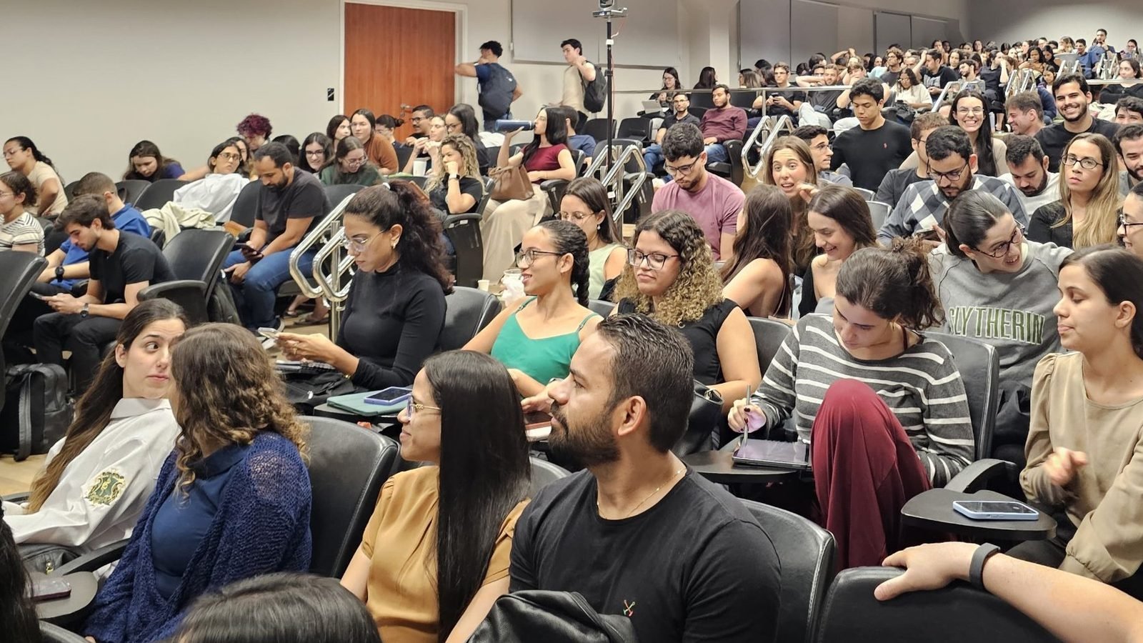 Auditório da UNIT cheio de alunos antes da palestra