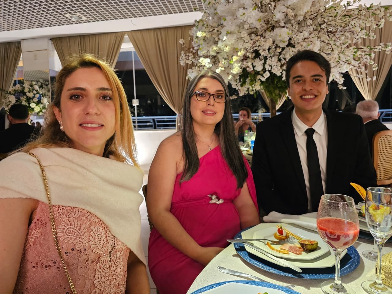 Colegas à mesa na festa