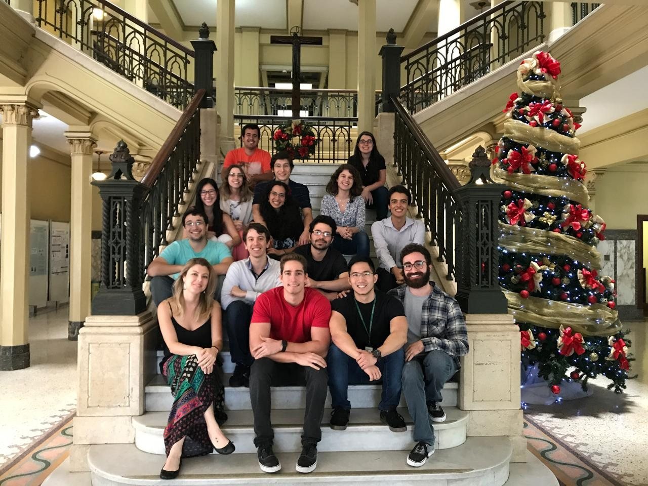 Turma do internato reunida em uma escadaria