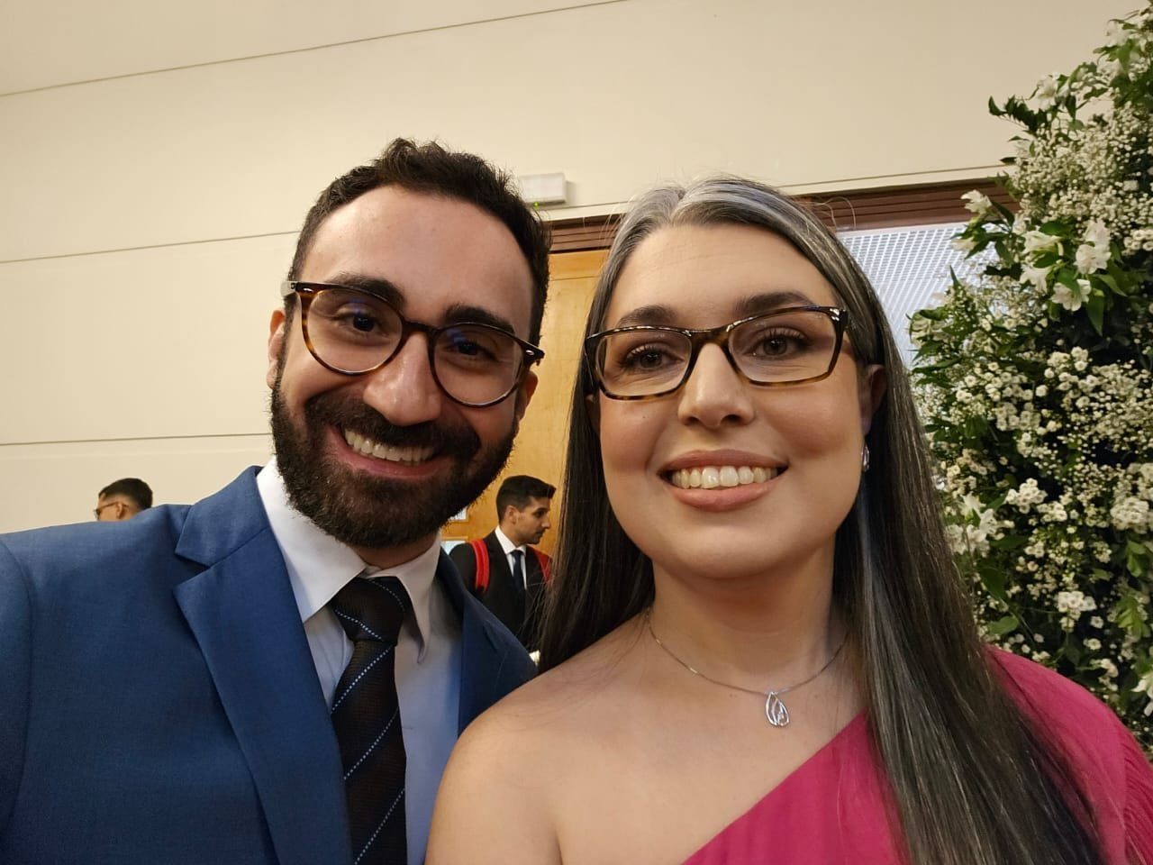 Mateus com uma colega no casamento