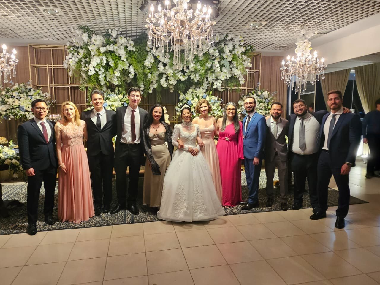 Grupo de amigos com os noivos no casamento