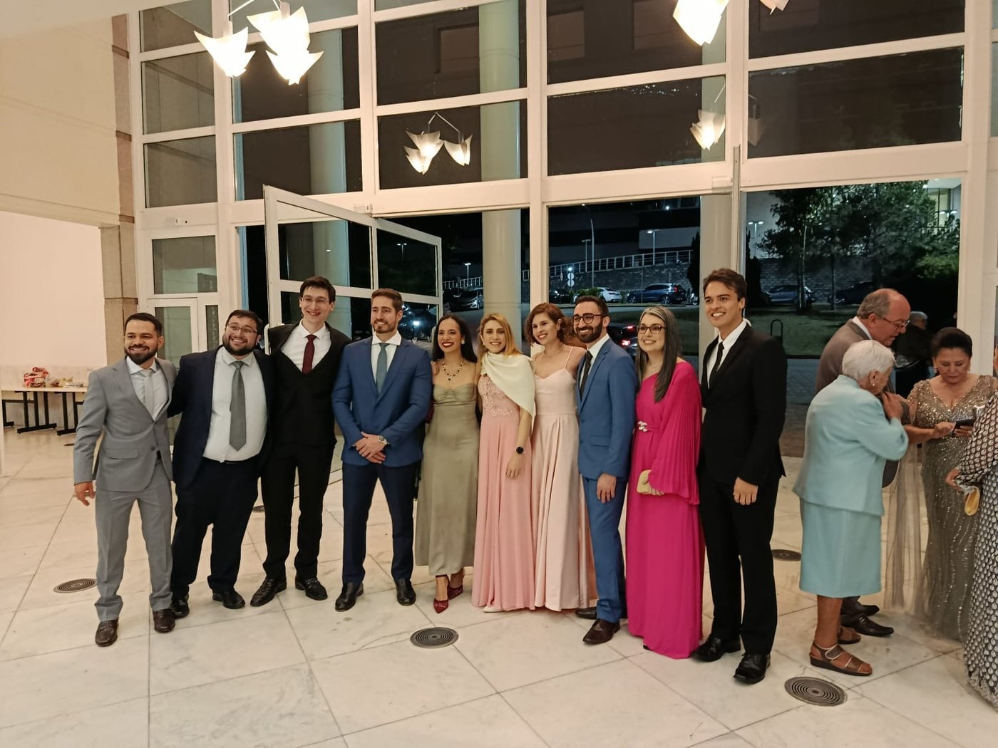 Grupo reunido na saída da cerimônia