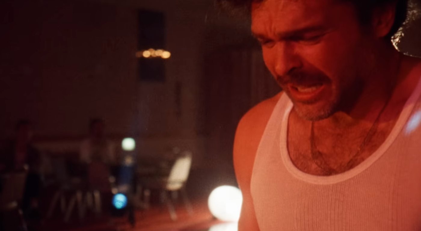 Cena do clipe: o homem dançando sozinho na pista