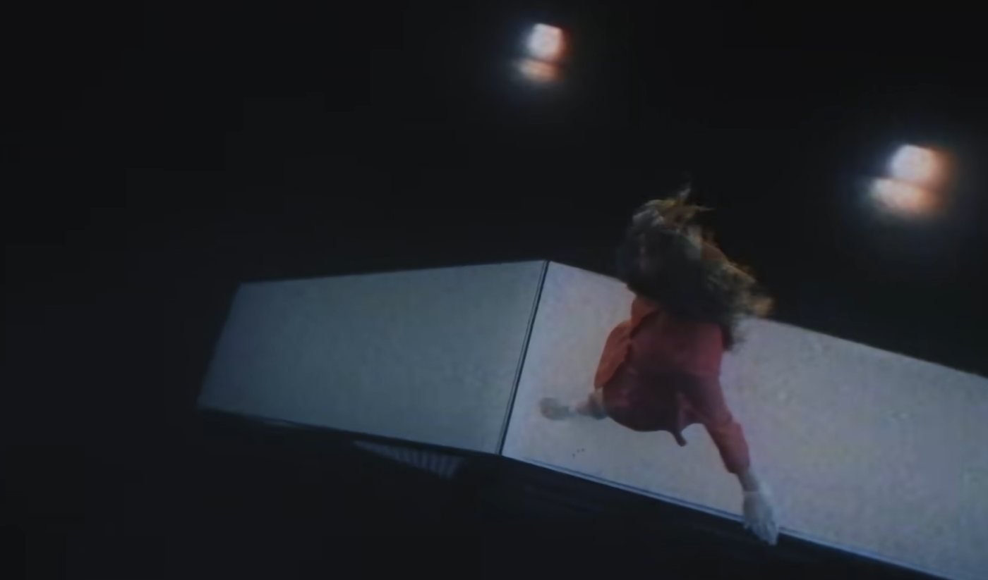 Cena do clipe de Lust for Life, com o salto do letreiro de Hollywood