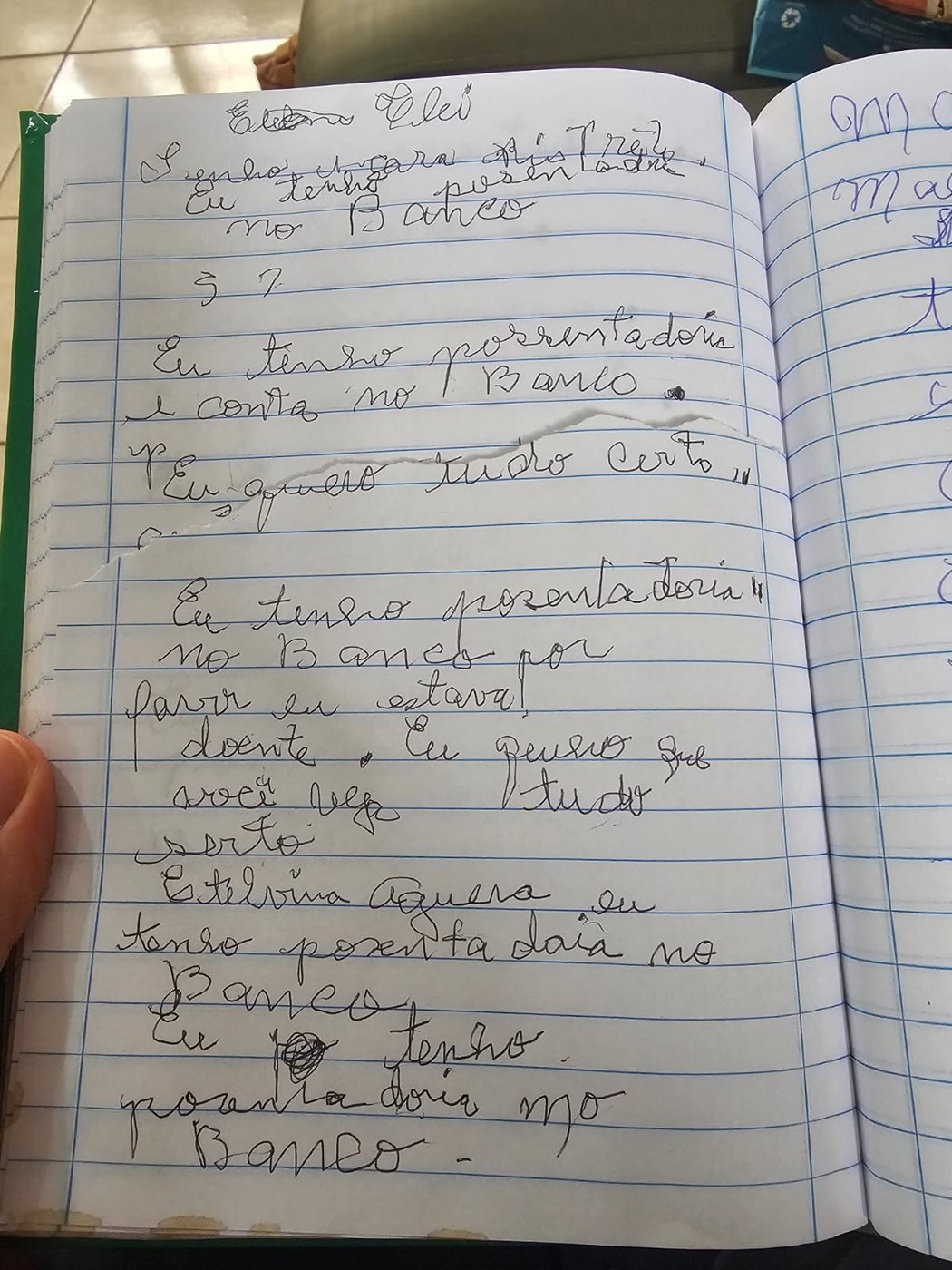 Página do caderno com frases repetidas, em letra tremida